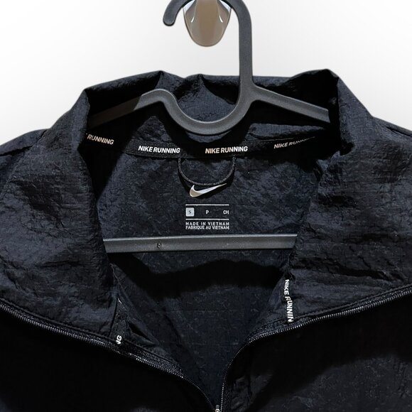 Nike Swoosh Run Half-Zip Womens Jacket Black/White - Picture 2 of 4